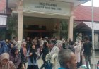 LARI !! Kepala Dinas Pendidikan Menghindar Saat Masyarakat Menyampaikan Aspirasi