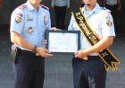 Penyerahan piagam penghargaan pegawai teladan