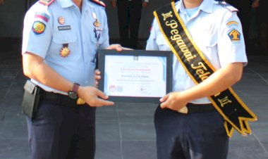 Penyerahan piagam penghargaan pegawai teladan