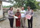 Kapolres Langkat Di Wakili Wakapolres Turun Langsung Berikan Bansos Kepada Warga Terdampak Banjir Di Padang Tualang