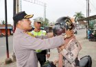 Puluhan Helm Gratis Di Bagikan Kapolres Padangsidimpuan Saat Operasi Zebra Toba Berlangsung 