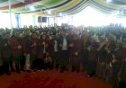 Rektor UISU Dr. Safrida, SE, MSi Sematkan Tanda Peserta PKKMB Kepada Salah Satu Mahasiswa Baru Pada Kegiatan PKKMB UISU Tahun 2023