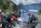 Satgas Mobile Raider 300 Siliwangi Sukseskan Acara Perkawanan 5 Kampung di Kabupaten Puncak Papua