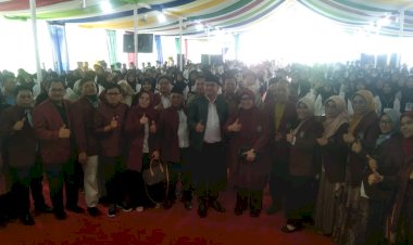 Rektor UISU Dr. Safrida, SE, MSi Sematkan Tanda Peserta PKKMB Kepada Salah Satu Mahasiswa Baru Pada Kegiatan PKKMB UISU Tahun 2023